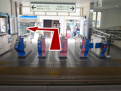 1.小田急線 鵠沼海岸駅の改札を出ましたら左へお進みください。